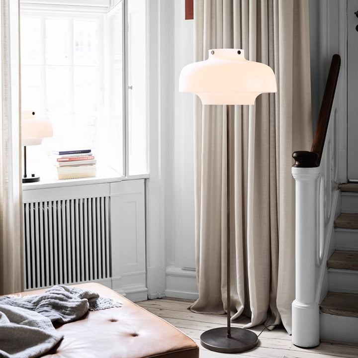 Zeitgenössische Tischlampe mit elegantem Opalglas-Schirm und Vintage-Messingbasis