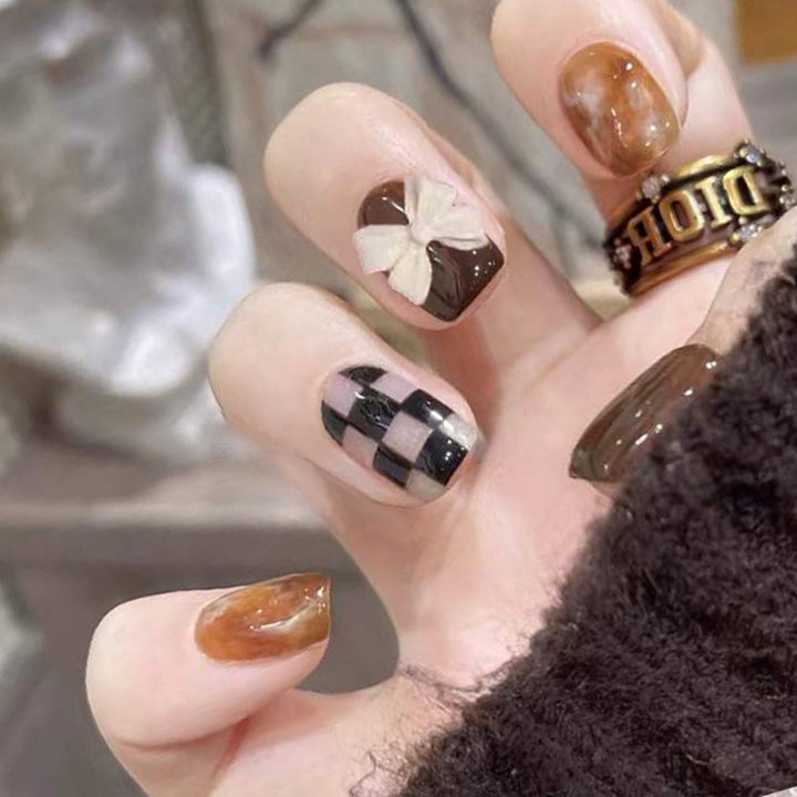 Künstlerisches Press-On-Nagelset mit einzigartigem Design