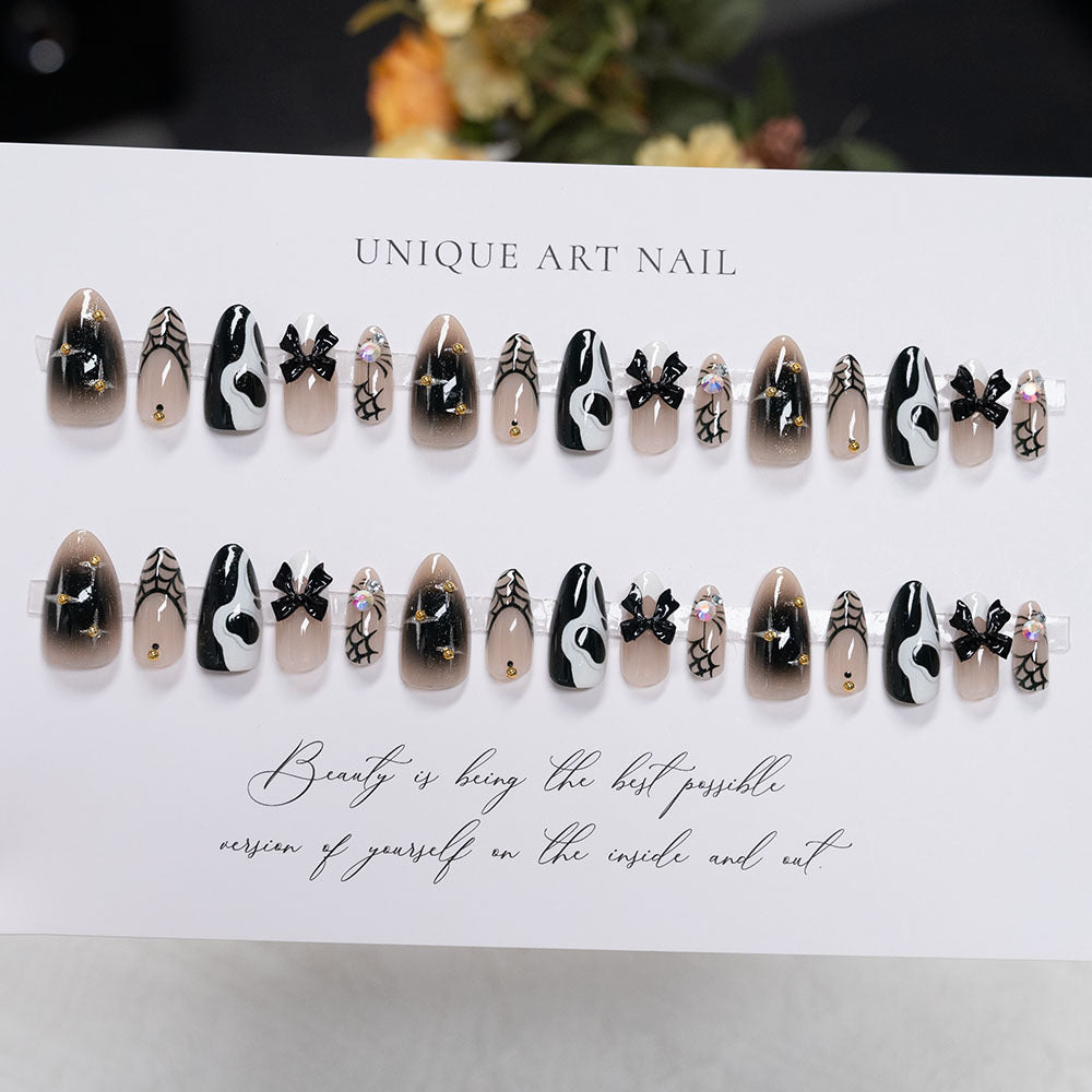 Künstlerisches Press-On Nail Set mit einzigartigem Schwarz-Weiß-Design