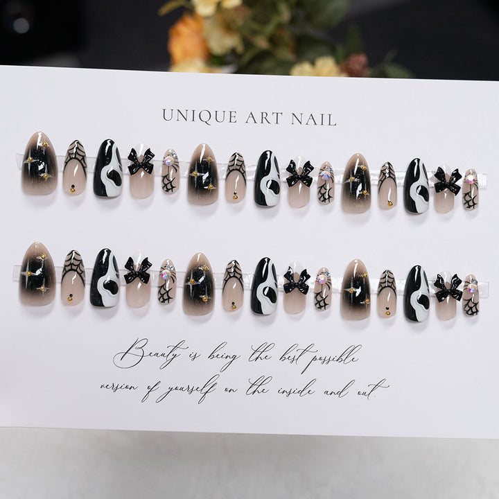 Künstlerisches Press-On Nail Set mit einzigartigem Schwarz-Weiß-Design