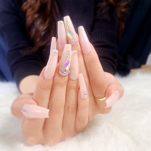 Glamouröse Nagelverlängerungen mit Strassverzierungen Karnz