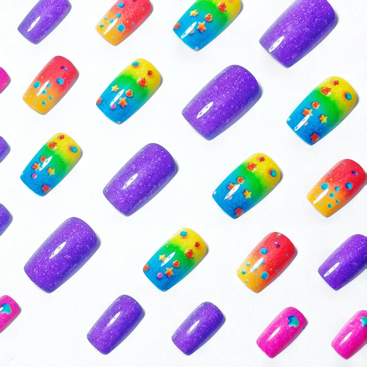 Kreative Kunstnägel mit Funkelndem Regenbogen-Design und 3D-Applikationen Karnz