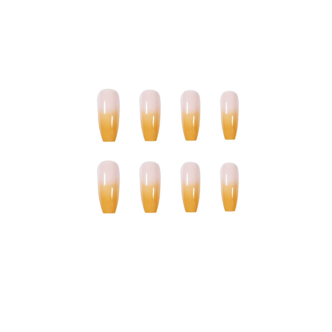 Künstliche Nagelverlängerungen im eleganten Ombre-Stil Karnz