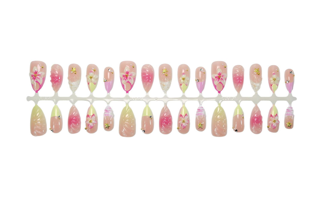 Kunstnagelset mit floralen Akzenten und glamourösen Details Karnz