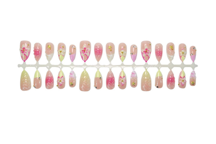 Kunstnagelset mit floralen Akzenten und glamourösen Details Karnz