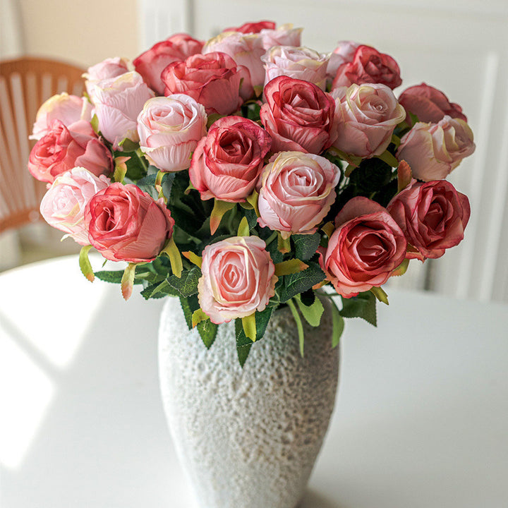 Dekorative Blumenarrangement für die Inneneinrichtung