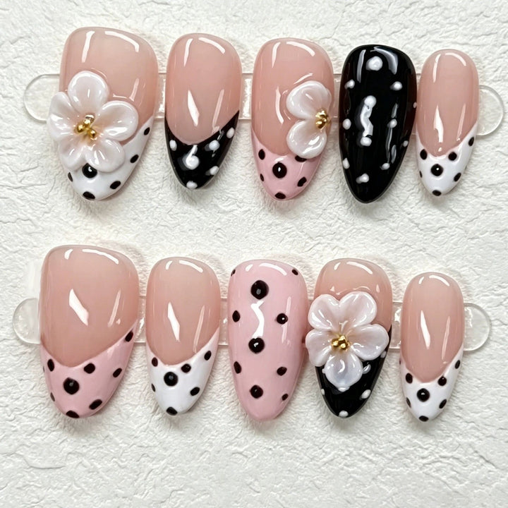 Künstlerisches Press-On-Nagelset mit Blumen- und Punkte-Designs