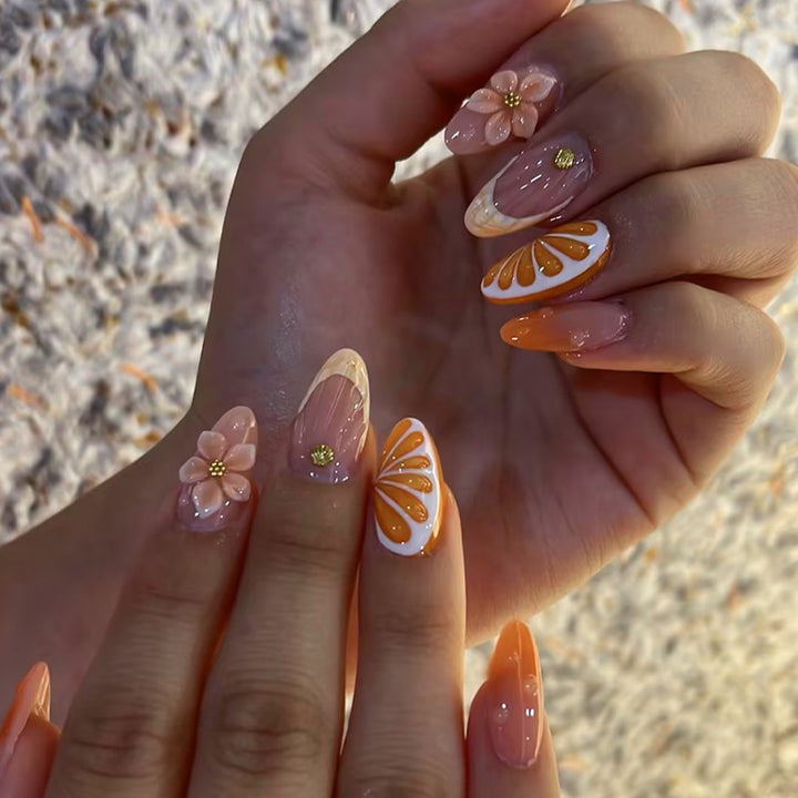 Dekoratives Press-On Nagelset mit floralen und zitrusfarbenen Akzenten Karnz
