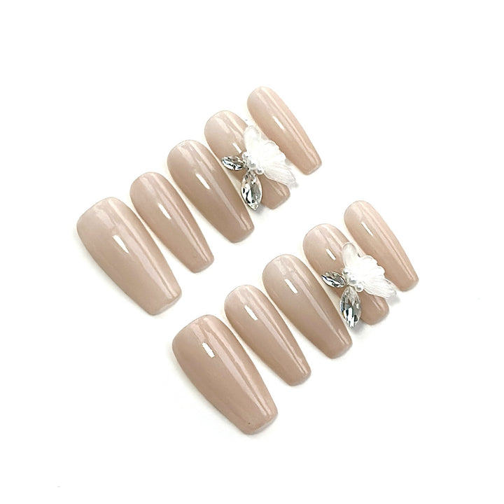 Elegantes Press-On-Nagel-Set mit floralen Akzenten