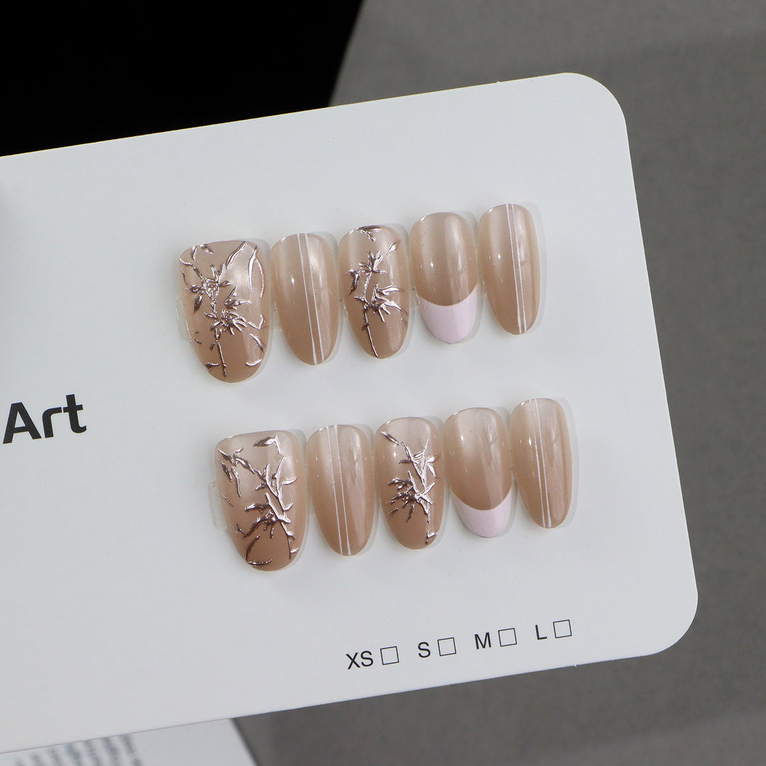 Elegantes Nagelkunstset mit künstlerischen Designs Karnz