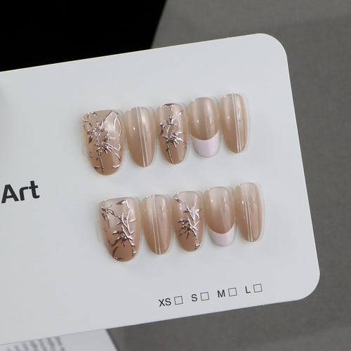 Elegantes Nagelkunstset mit künstlerischen Designs Karnz