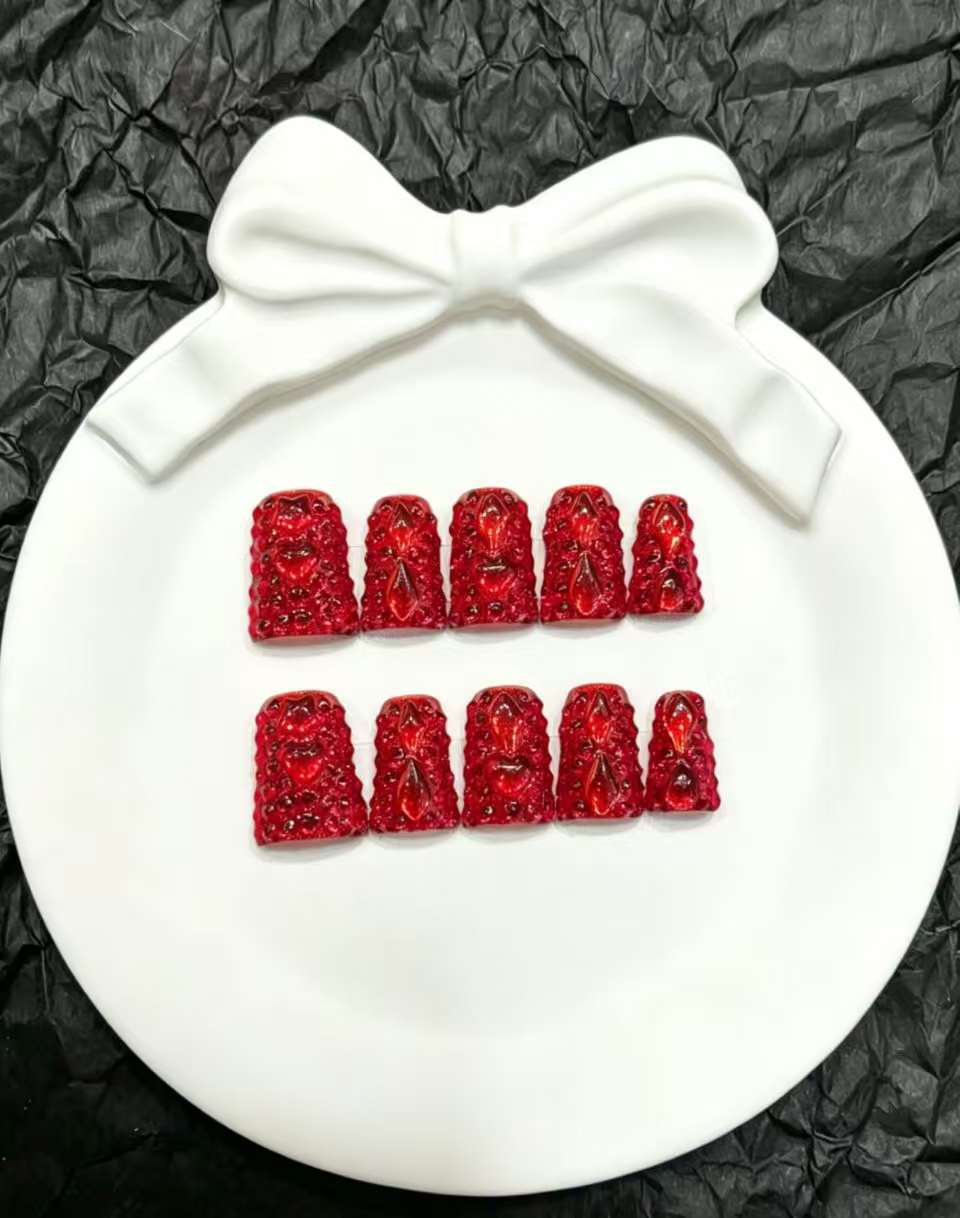 Dekoratives Press-On Nail Art Set mit floralen und Insektenakzenten