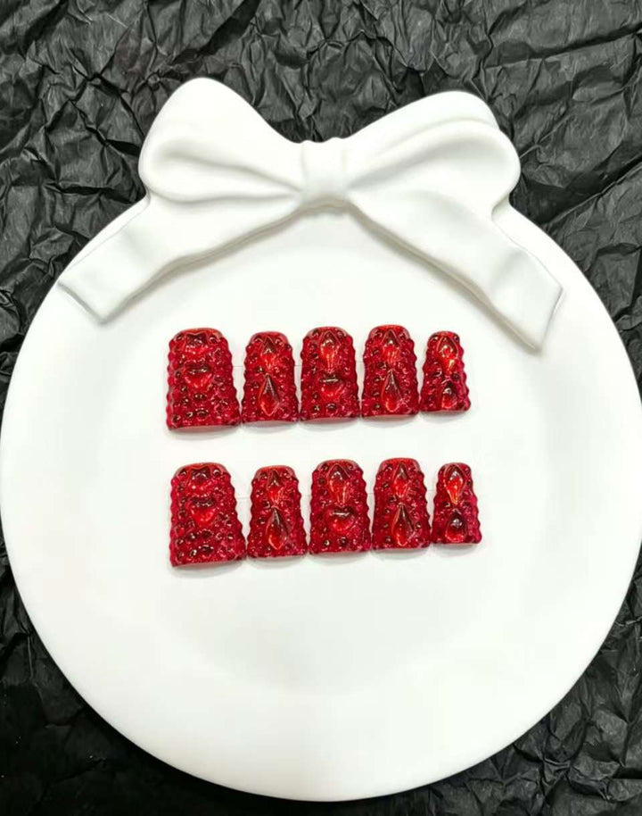 Dekoratives Press-On Nail Art Set mit floralen und Insektenakzenten