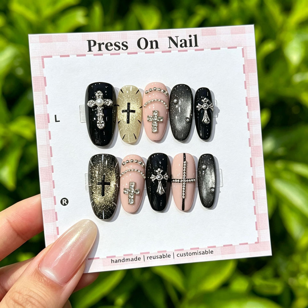 Dekoratives Press-On Nagelkunst-Set mit Kreuz- und Edelsteinakzenten