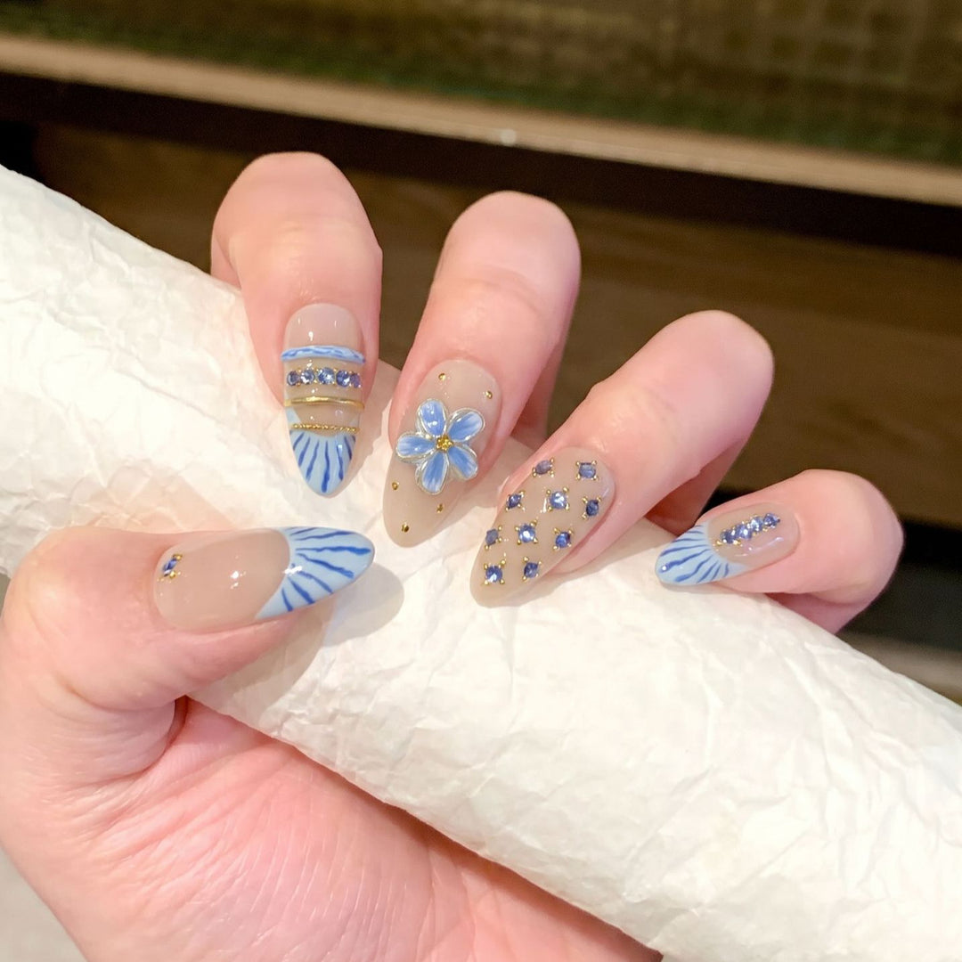 Dekoratives Nagelkunst-Set mit floralem und gemstone Akzent Karnz