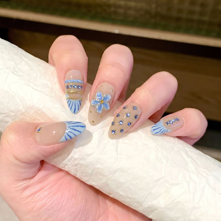 Dekoratives Nagelkunst-Set mit floralem und gemstone Akzent Karnz