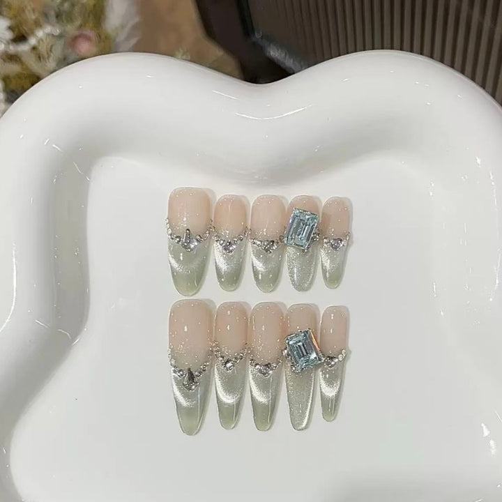 Elegantes, mit Kristallen verziertes Press-On-Nagel-Set