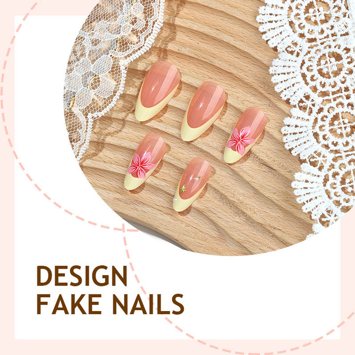 Kunstnagelset mit eleganten Blütenverzierungen und frischem Design Karnz