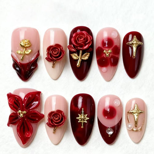 Kunstnagelset mit eleganten Blumenapplikationen und glamourösen Akzenten Karnz