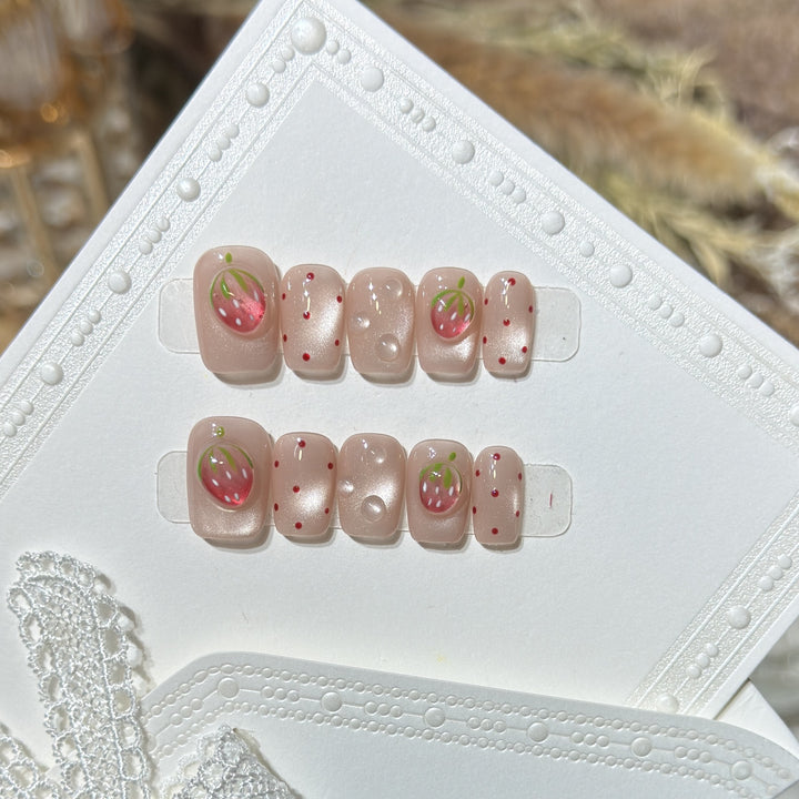 Erdbeer-inspiriertes Press-On Nagelkunst Set Karnz