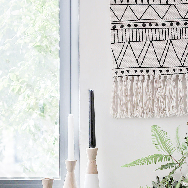 Gewebter Wandbehang aus Baumwollmix mit Holzstab, Fransen und geometrischem Ethno‑Muster