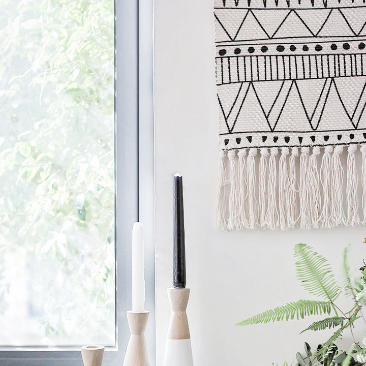 Gewebter Wandbehang aus Baumwollmix mit Holzstab, Fransen und geometrischem Ethno‑Muster