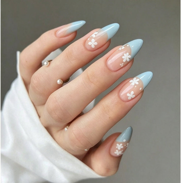 Kunstnägel mit schützendem und floralem Design Karnz
