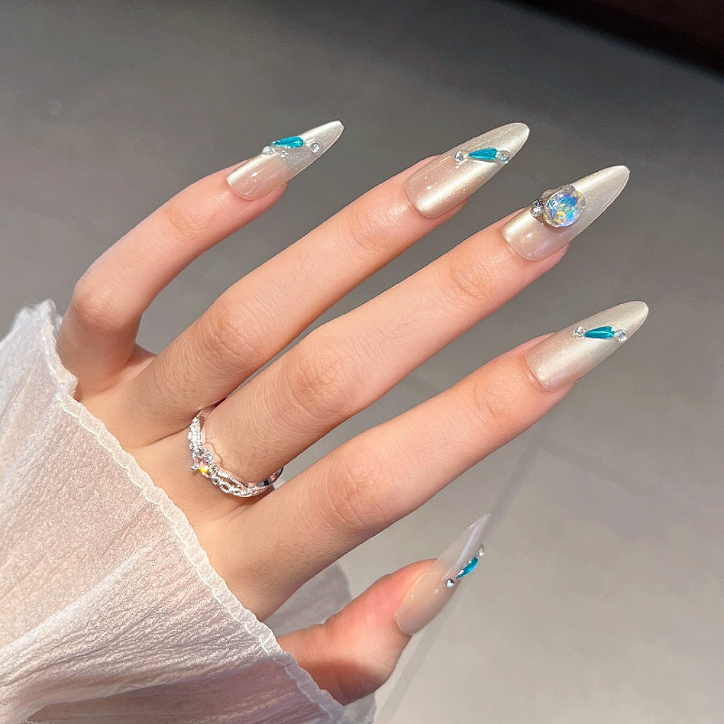Kristallverzierte Nagelkunstverlängerungen Karnz