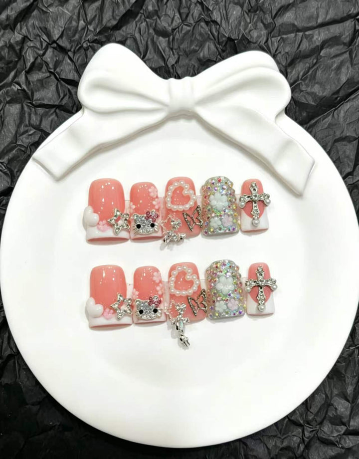 Dekoratives Press-On Nagelkunst-Set mit 3D Charms