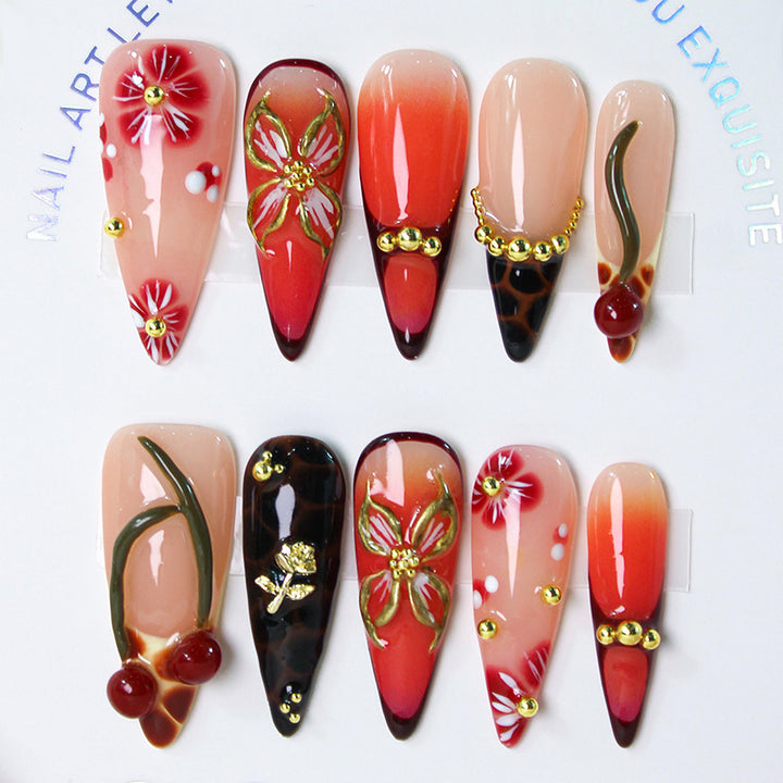 Kunstnagelset mit eleganten Blumendekoren und modernen Akzenten Karnz