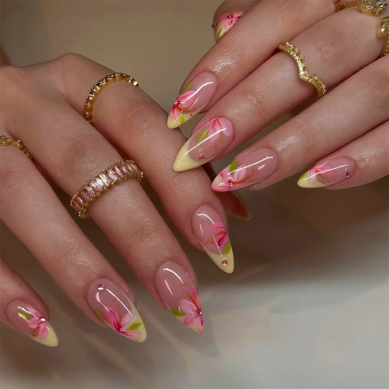 Künstliches Nagelset mit eleganten Blütenakzenten Karnz