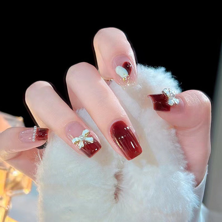 Kunstvolle Nagelsets mit floralen Akzenten Karnz