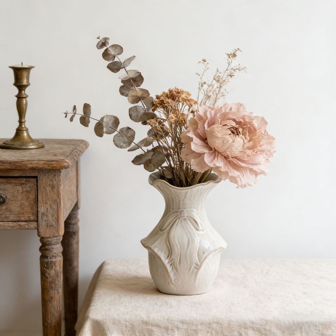 Kleine skulpturale Keramik-Bud-Vase mit organischem Blattrelief