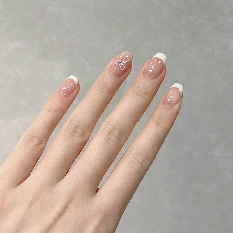 Dekorativer French Tip Press-On Nail Set mit Schleifenakzenten Karnz