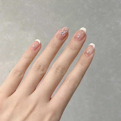 Dekorativer French Tip Press-On Nail Set mit Schleifenakzenten Karnz