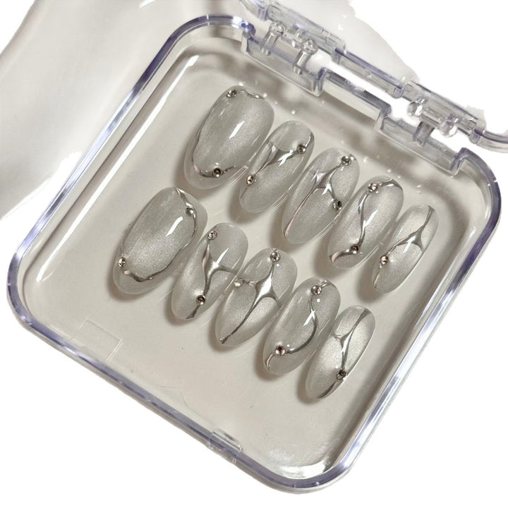 Elegantes Press-On-Nagelkunst-Set mit Metallakzenten
