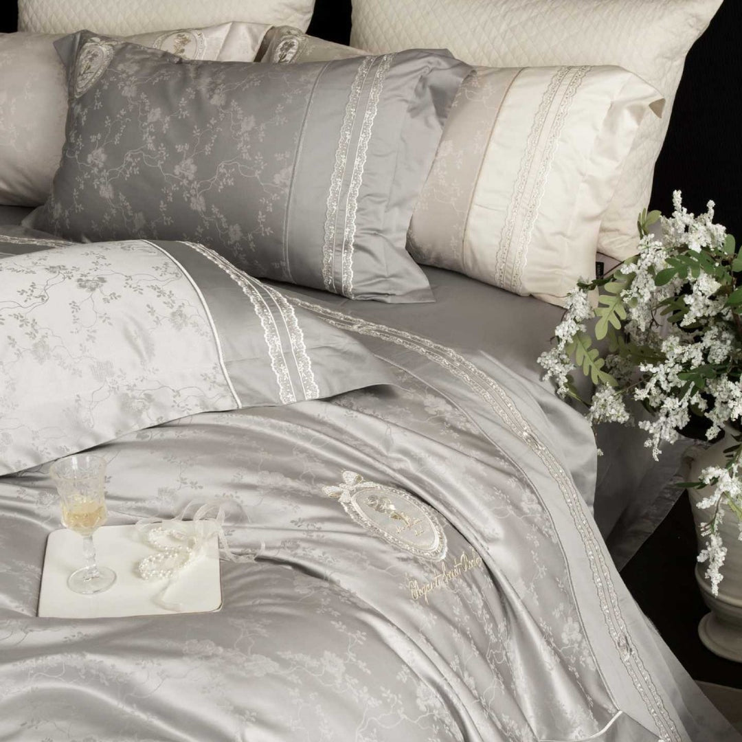 Luxuriöses Satin-Bettwäsche-Set mit filigraner Stickerei