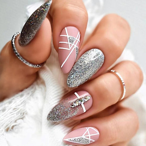 Kunstvolle Nagelverlängerungen mit Glitzer- und geometrischen Designs Karnz