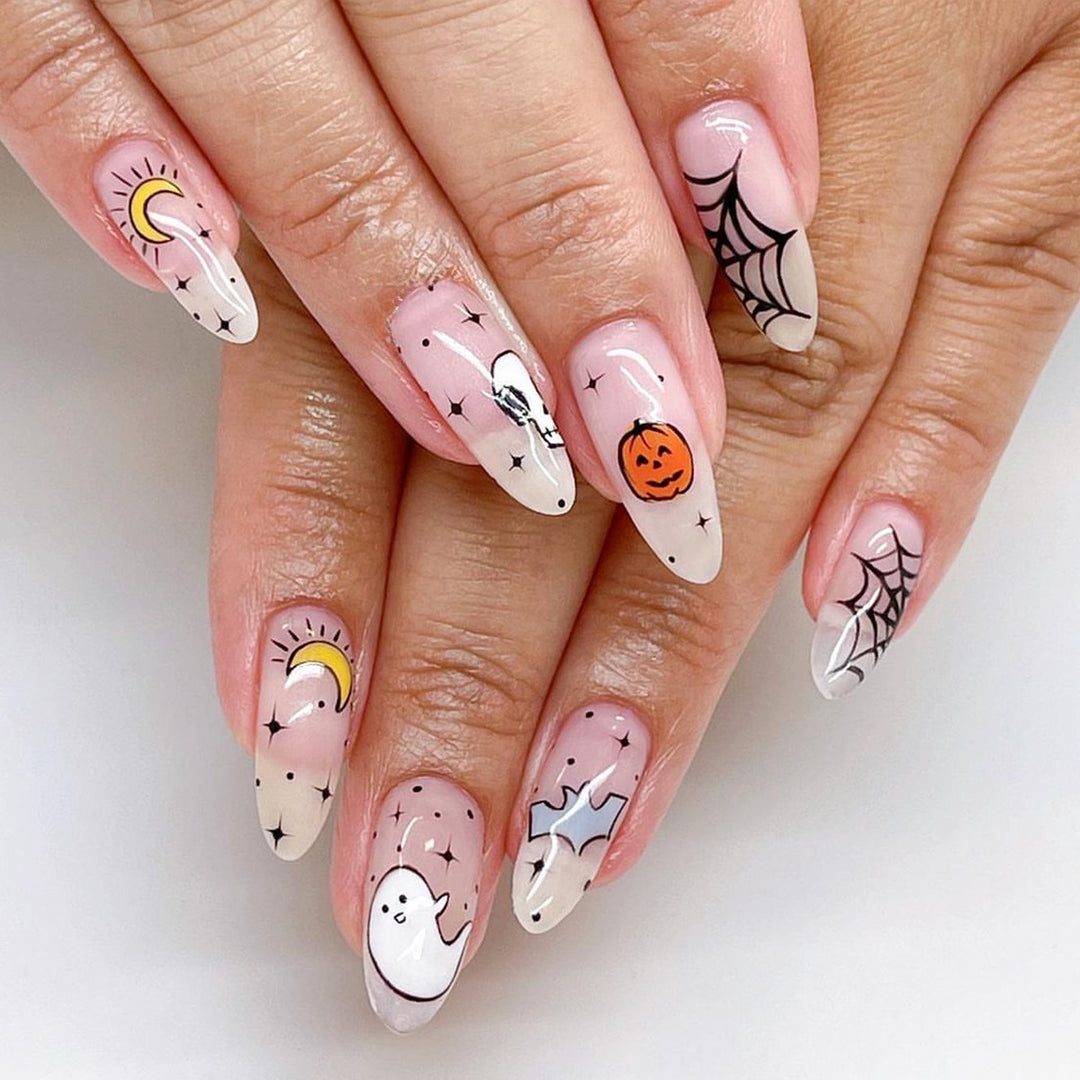 Kreatives Halloween Kunstnagelset mit unterhaltsamen Geister- und Kürbismotiven Karnz