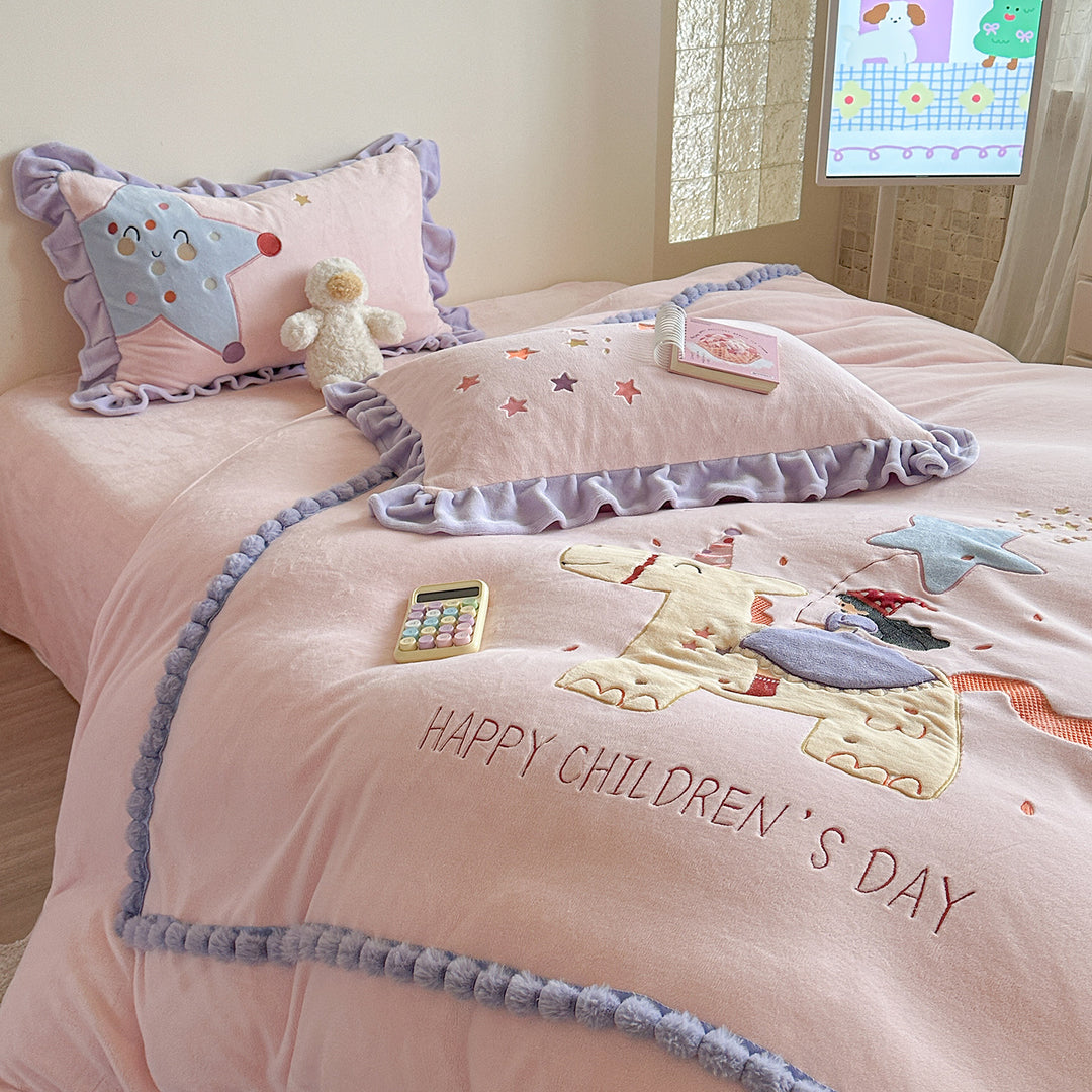Kinderbettbezug-Set mit bestickten Rüschenschoner und Pom-Pom-Besatz
