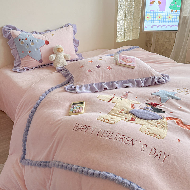 Kinderbettbezug-Set mit bestickten Rüschenschoner und Pom-Pom-Besatz