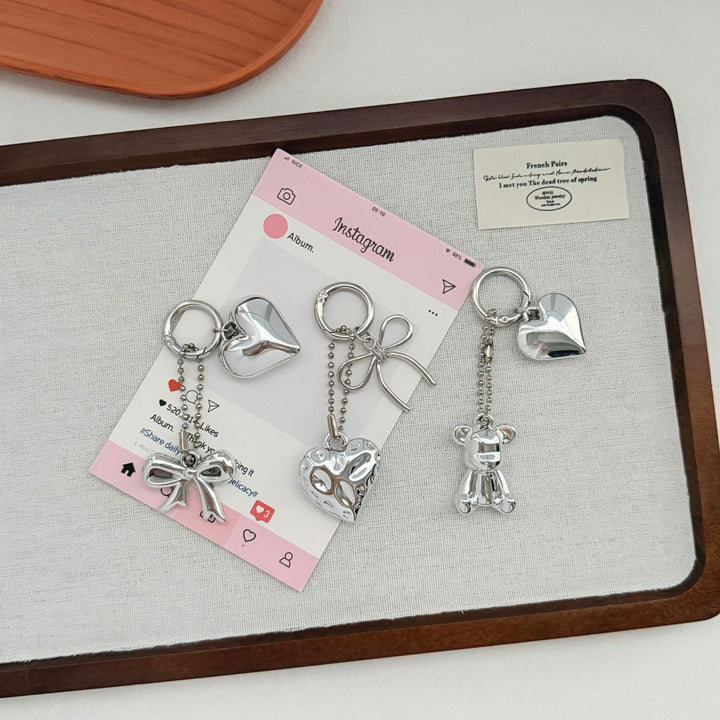 Herzförmiger Charm-Schlüsselanhänger mit Schleife Karnz