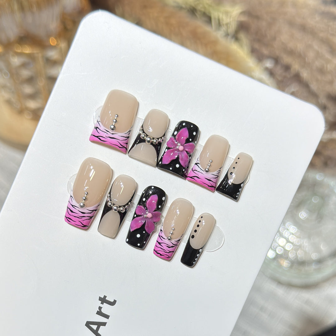Dekoratives Press-On Nagel Set mit floralem und gestreiftem Design Karnz
