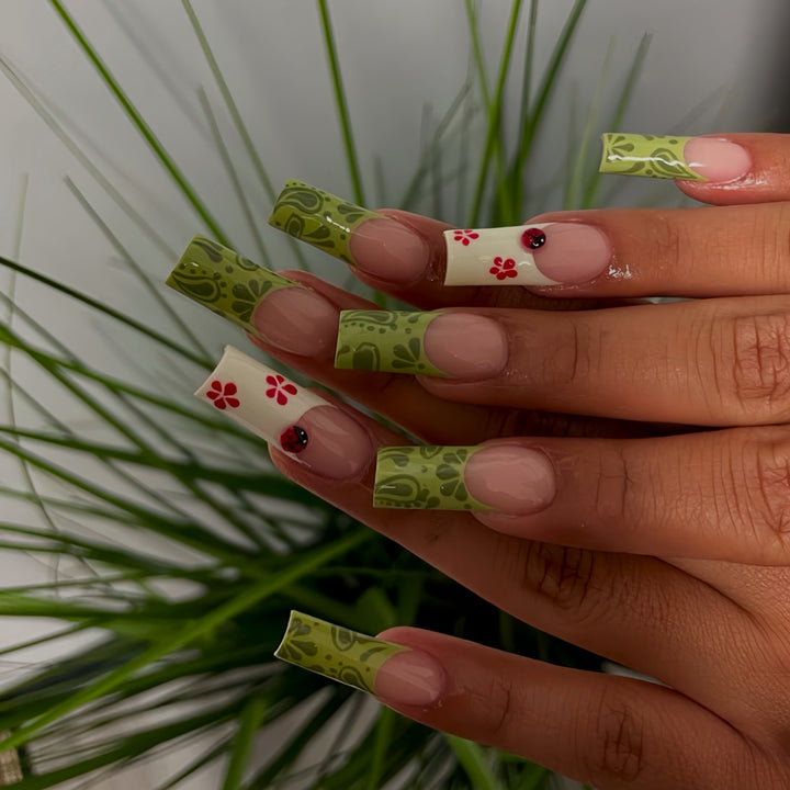Blumenmuster Press-On Nagelkunst Karnz