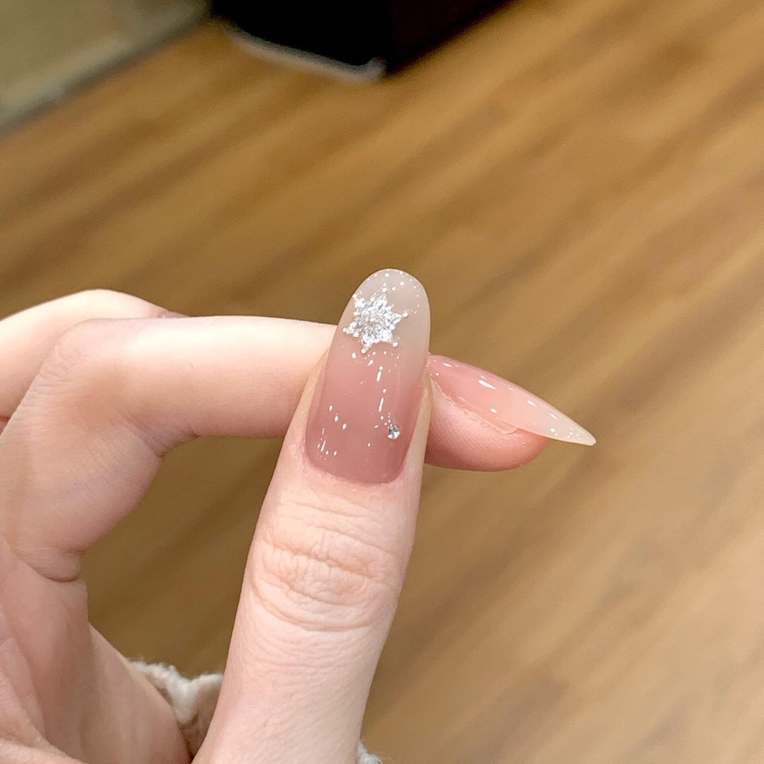 Kunstnägel mit Schimmernden Effekt und Elegantem Sternenmotiv Karnz