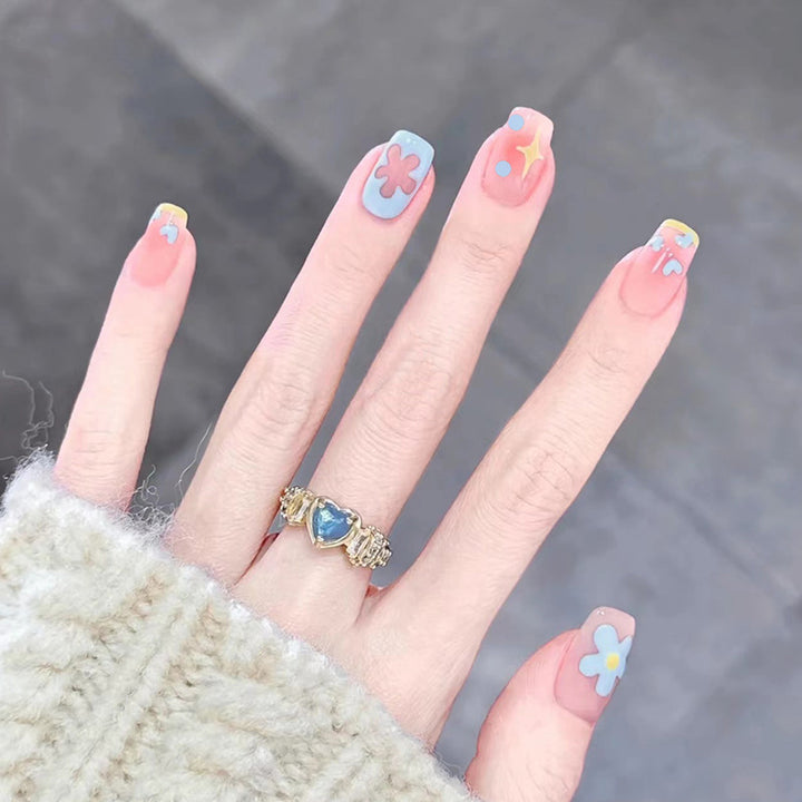Kreative Nagelkunst mit Blütenakzenten Karnz