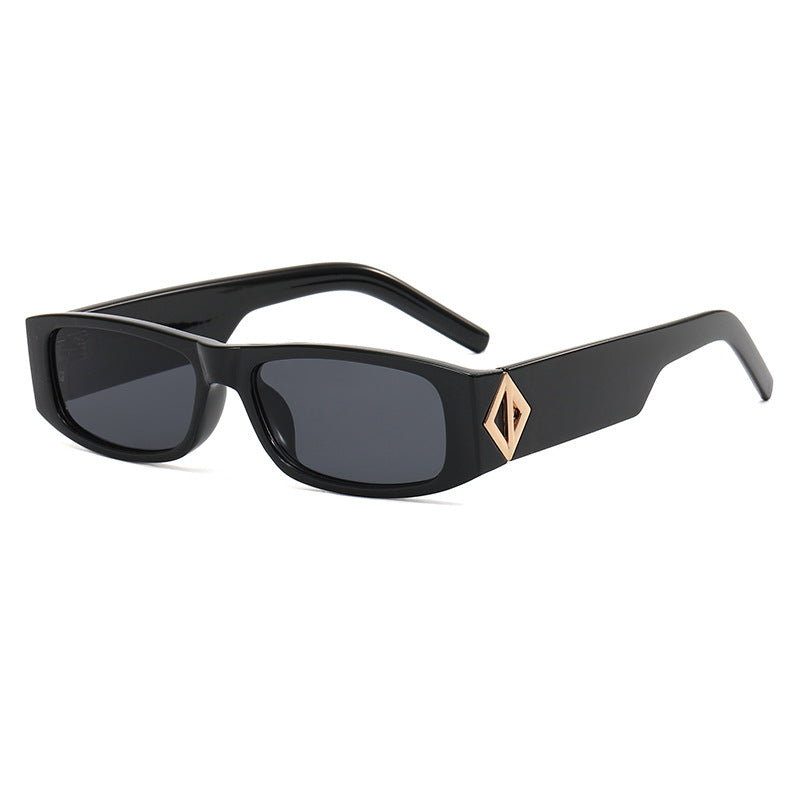 Damen modische rechteckige Sonnenbrille mit stilvollem Metallapplikation Karnz
