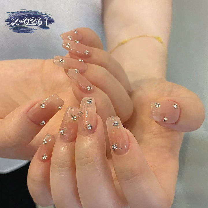 Dekorative Nagelkunst mit Strassakzenten