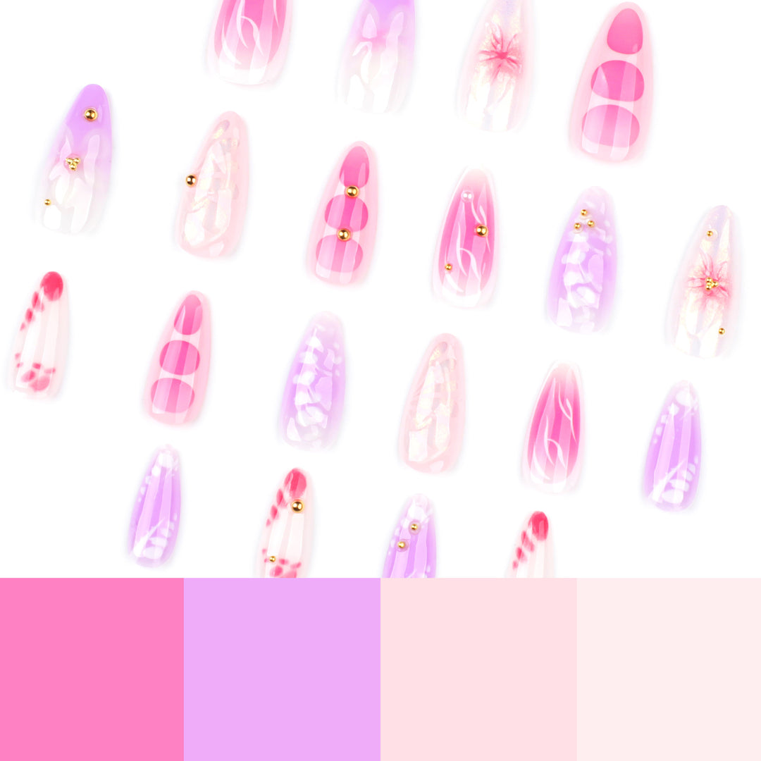 Kunstvolle Nagelverlängerungen mit floralen Mustern und Strassverzierungen Karnz