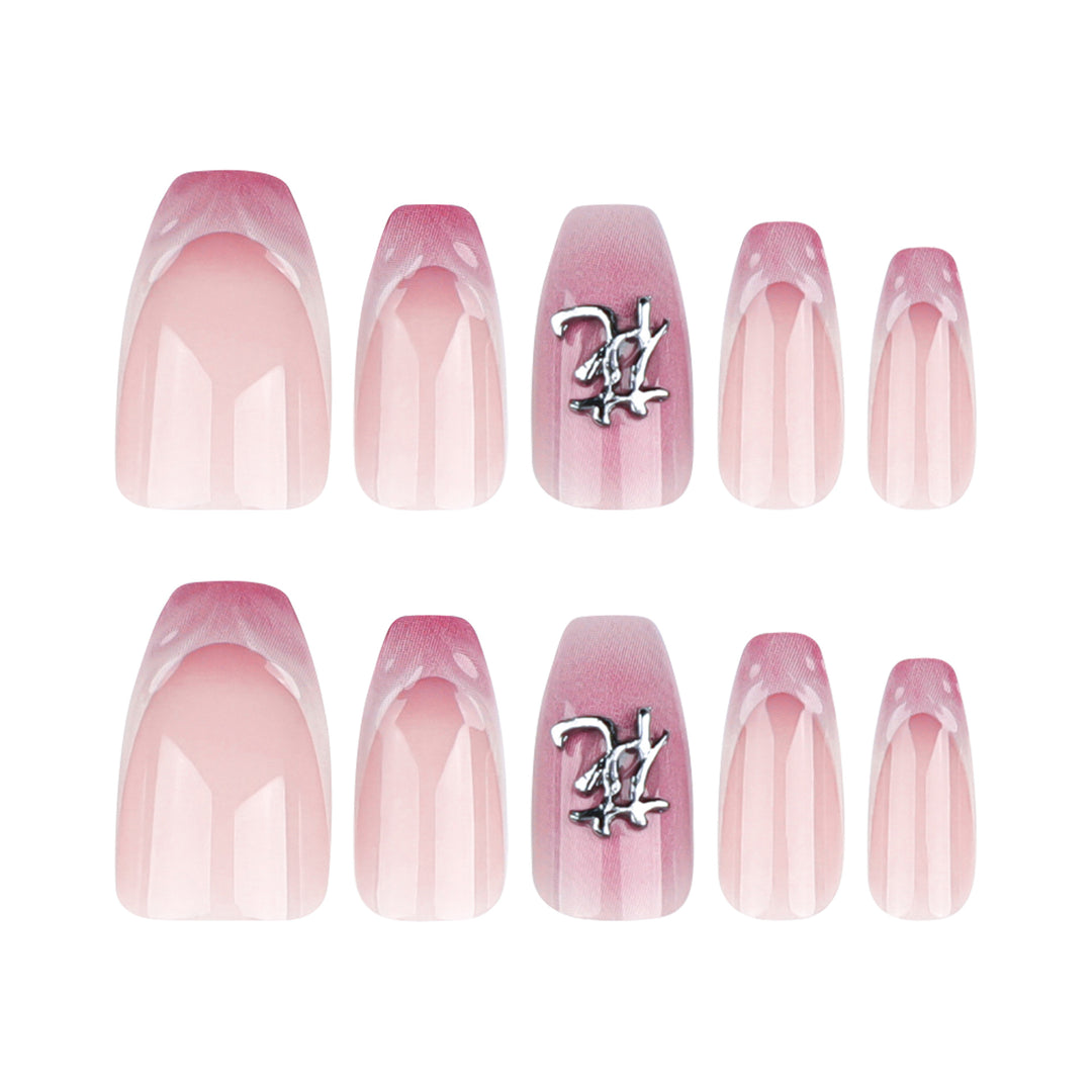 Kunstvolle Stiletto-Nägel mit floralen Akzenten und 3D-Details Karnz